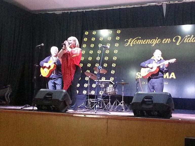 Noemí Oviedo cantó temas del repertorio folclórico.