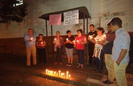 Con velas y reclamos de justicia, ciudadanos autoconvocados esperan que la justicia llegue para Lorenzo.