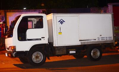 El camión Nissan blanco en que viajaban las víctimas cuando fueron interceptadas por los dos maleantes.