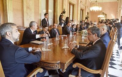 Mario Abdo (izq.) conversa con Sergio Espinosa (der.), titular del Gafilat, ayer en Palacio de López.