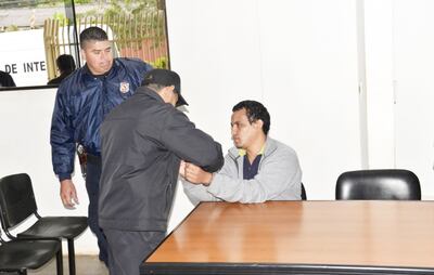 Marcos Aurelio González Sánchez (de campera gris) declarado culpable en juicio oral de un doble infanticidio falleció ayer tras ser atacado por convictos.