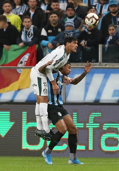 Gustavo Gómez, capitán del Palmeiras, supera en el salto a un jugador del Gremio.