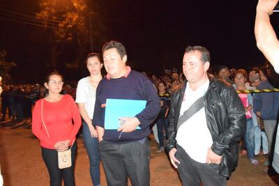 Los ediles disidentes acompañan a los manifestantes que piden intervención municipal.