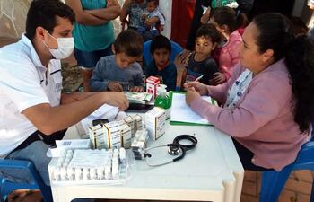 un-medico-receta-medicamentos-para-ninos-en-un-refugio-de-damnificados-en-zona-de-asuncion--203645000000-1834558.jpg