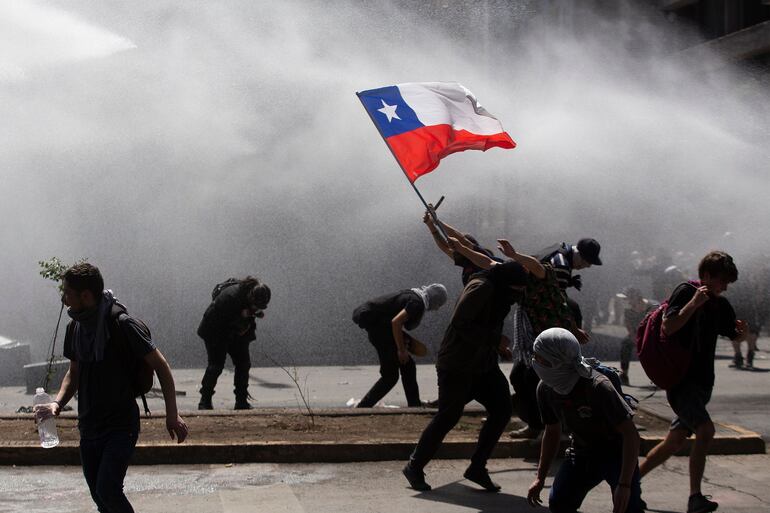 Manifestantes en Chile ayer, lunes.