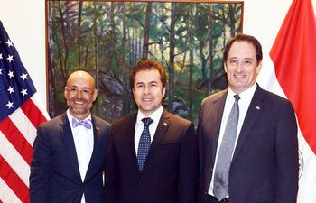 hugo-rodriguez-el-canciller-luis-castiglioni-y-el-embajador-de-los-estados-unidos-lee-mcclenny--204540000000-1826082.jpg