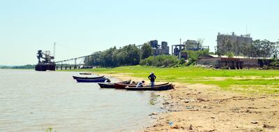 La INC culpa del faltante de cemento a la bajada del río, que perjudica el transporte de la principal materia prima, el clínker, alega.
