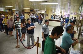 contribuyentes-haciendo-fila-en-la-municipalidad-de-asuncion-el-precio-de-la-patente-se-iguala-en-todo-el-pais--194238000000-1446630.jpg