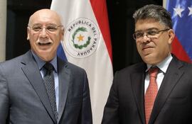 el-canciller-eladio-loizaga-i-junto-a-su-colega-venezolano-elias-jaua-en-octubre-pasado-en-asuncion-efe--212358000000-1046290.jpg