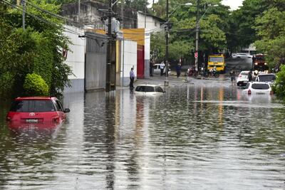 La tormenta de ayer ocasionó muchos inconvenientes, como raudales profundos y caída de árboles.