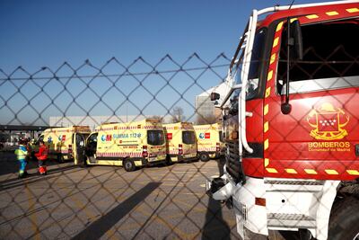 Ambulancias y vehículos del cuerpo de Bomberos en instalaciones aeroportuarias de Barajas.