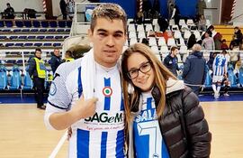 el-paraguayo-javier-salas-posa-junto-a-una-fanatica-del-equipo-del-pescara-c5-del-futsal-fifa-de-italia-tras-el-triunfo-sobre-el-futsal-isola-en-la-w-230648000000-1539546.jpg