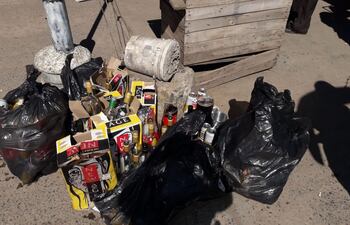 Bebidas alcohólicas incautadas de los colectivos que transportaban a los hinchas del club San Lorenzo de Almagro. (Gentileza del Dpto. de Seguridad de Eventos Deportivos de la Policía Nacional)