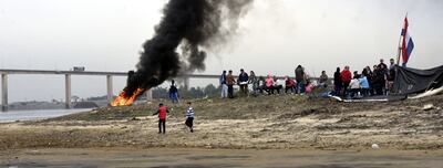Ayer, pescadores quemaron neumáticos en protesta por  los trabajos de refulado en la isla.
