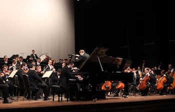 el-pianista-paraguayo-daniel-ayala-actuo-tambien-como-solista-en-el-concierto-que-se-realizo-el-jueves-en-el-teatro-municipal--195329000000-1348462.jpg