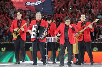 Los Palmeras, el grupo  de cumbia santafesina  arrasó en La Nueva Olla con Bombón Asesino, empalmado con Soy Sabalero.