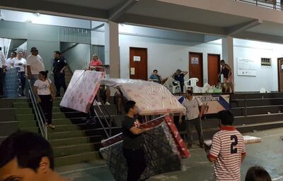 Los funcionarios municipales ingresan a predio comunal con sus colchones para pasar la noche allí.