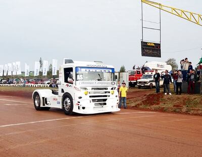 El primer camión de carreras del Paraguay fue presentado ayer en el circuito Erich Lautenschlager de Vella Vista.