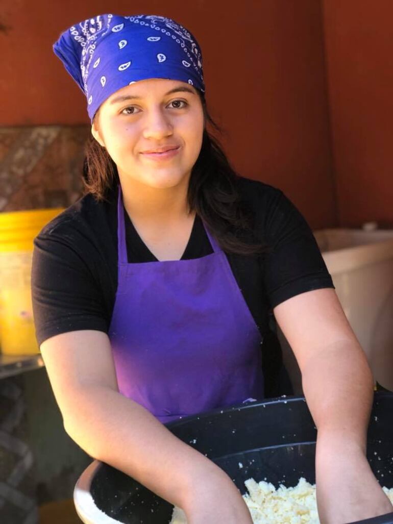 Luna Aguirre amasando para la chipa