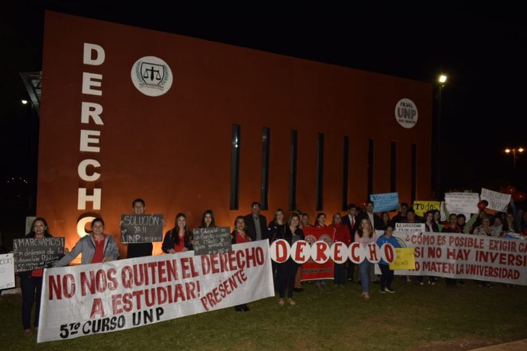 Manifestación pacífica de estudiantes y docentes en San Ignacio, Misiones.