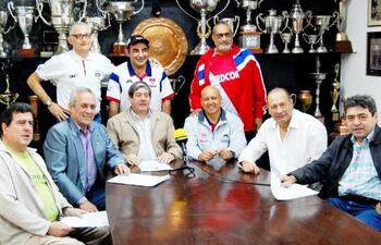 carlos-ljubetic-titular-de-la-cpb-junto-a-miembros-del-ente-y-organizadores-del-torneo-prometedor--220512000000-1493304.jpg