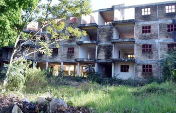 el-edificio-de-apartamentos-perteneciente-a-la-senavitat-y-que-actualmente-sirve-como-aguantadero-de-delincuentes--195052000000-1728953.jpg