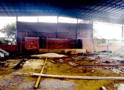 Interior del polideportivo que quedó inconcluso luego de la suspensión ordenada por la Gobernación de Caaguazú.