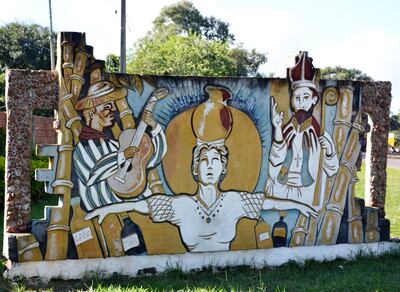 Mural en el que son representados los símbolos de Piribebuy, ubicado a la entrada de la ciudad.