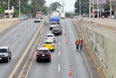 La ciudadanía reclama por  la lentitud con la que se llevan a cabo las obras de mantenimiento en el “superviaducto” de Madame Lynch. Ayer, se observó solo a  tres obreros en el sitio, pintando.