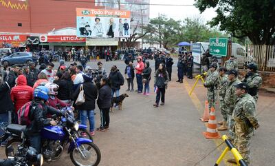 Los vendedores informales y los paseros cerraron el puente por más de una hora.