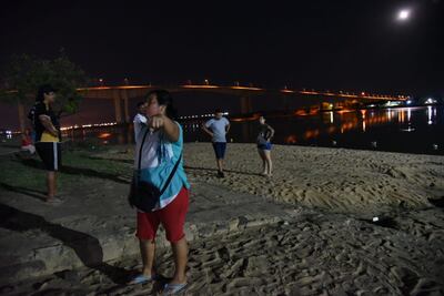 Néstor Escobar (42) desapareció ayer alrededor de las 18:00 en aguas del río Paraguay, en la zona perteneciente al recinto de Naútica Remanso. Le sobreviven seis hijos, tres de ellos menores de edad.
Existen dos versiones sobre lo acontecido: una, que el hombre se encontraba bañándose en las aguas debido al intenso calor junto con un grupo de personas y otra que se encontraba pescando y que al tratar de sacar un pez cayó al agua.
Familiares denuncian que tras la desaparición no recibieron apoyo para la búsqueda tanto por gente de la Marina como así también de Náutica Remanso. Argumentaron incluso que los encargados del lugar se rehusaron a abrirles los portones del lugar, por lo que debieron ingresar a la fuerza. La Policía tampoco acudió al pedido de ayuda de forma inmediata, lo hicieron recién después de la medianoche.
Los familiares aseguraron que la boya está muy cercana a la costa y el lugar en que el hombre se ahogó ni siquiera había una, lo que toman como negligencia de los encargados del sitio.