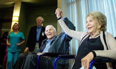 El legendario actor Kirk Douglas, fallecido el miércoles, en una foto tomada junto a su esposa Anne en el año 2017. El protagonista de “Espartaco” fue la penúltima estrella de la era dorada de Hollywood, a la que también perteneció la actriz Olivia De Havilland.