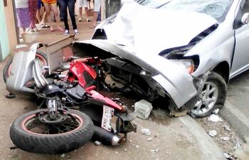 la-motocicleta-fue-embestida-y-los-ocupantes-fueron-despedidos-del-biciclo-y-cayeron-al-pavimento--02535000000-1489549.jpg