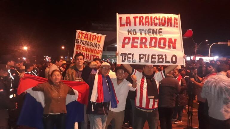 Manifestación en Tres Bocas exigiendo el juicio político al presidente Mario Abdo Benítez.