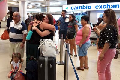 Los abrazos se confunden entre quien regresa y la familia que acude al recibimiento en el aeropuerto. Según las autoridades regresaron al país unos 25.000 compatriotas.