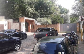 En masa van llegando a la casa de Horacio Cartes sus seguidores "leales".