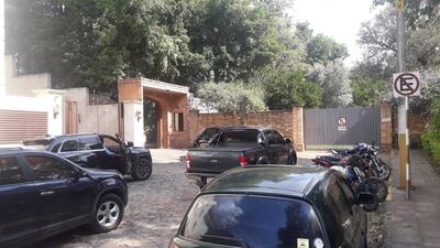 En masa van llegando a la casa de Horacio Cartes sus seguidores "leales".