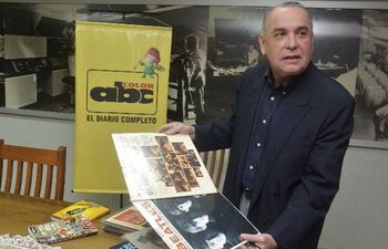 felix-navoni-junto-con-algunos-de-sus-vinilos-de-los-beatles-que-forman-parte-de-su-coleccion--200512000000-584015.jpg