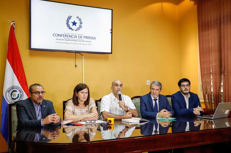 De izquierda a derecha Roberto Escoto, Representante de la OPS/OMS en el Paraguay, María Teresa Barán, directora del SENEPA, Julio Mazzoleni, ministro de Salud, Vicente Ruiz, titular de la Gerencia de Salud del Instituto de Previsión Social y Guillermo Sequera, Director General de Vigilancia de la Salud informan este viernes en conferencia de prensa que los casos de muerte por dengue se dispararon esta semana a 16 fallecidos.