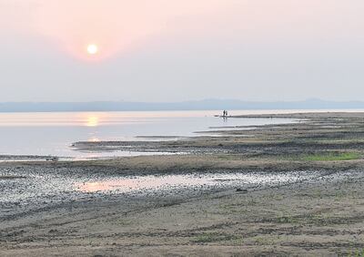 El descenso del nivel del lago Ypacaraí es alarmante y los pobladores expresaron su preocupación por el fenómeno.
