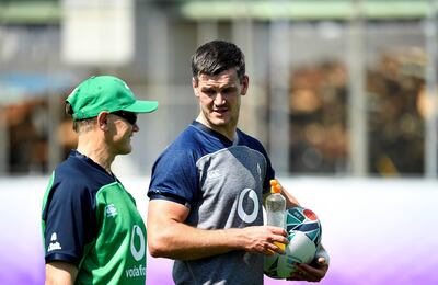 Joe Schmidt, entrenador de Irlanda, charla durante un entrenamiento con Jonathan Sexton.
