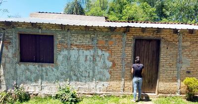 Una allegada de la víctima cierra la puerta de la casa donde se produjo el terrible ataque en la noche del martes. La víctima fue derivada al Hospital Regional de Caacupé, donde falleció.