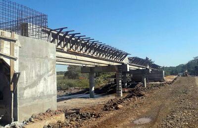 La construcción del puente de 60 metros de largo y ocho metros de ancho tiene  un  avance del 80 por ciento. La obra tenía que haber culminado en junio de este año, según los datos.