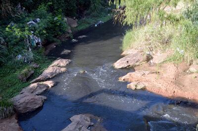 El agua del arroyo Guasu presenta un color y hedor de desechos cloacales en la zona de San Antonio. Los vecinos denunciaron el hecho y técnicos del Mades confirmaron la situación.
