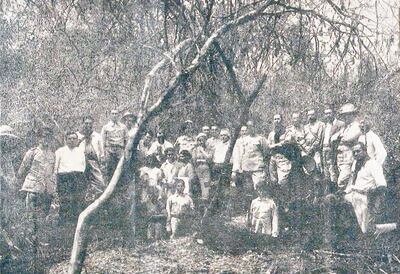 En busca de López. Parte de la Comisión que se trasladó desde Concepción a Cerro Corá para exhumar los restos del Mariscal, posa en el sitio donde habrían sido sepultados. Corría el mes de setiembre de 1936.