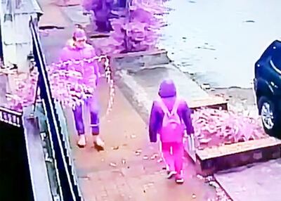 El delincuente, quien sería Hugo Andrés Ramírez Vera, se cruza con la niña que iba caminando hacia su escuela.