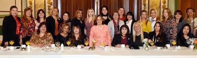 María del Carmen Pappalardo celebró su cumpleaños con un té ofrecido en el Hotel del Paraguay. Asistieron Addys Merlo, Lourdes Silva, Nelly de Keim, Clara Noguera, Norma Galindo, Ida de Poka, Rita Paredes de Albera, Mirtha Cañete, Mariza de Delgado, Leónidas Torres, Maricel Ruiz, Anahí Saldívar, Raquel Pagani, Morena Godoy y Sonia Espínola.