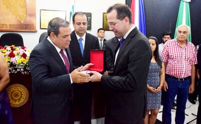 El gobernador de Presidente Hayes Rubén Roussilón entrega una placa al juez Christian Bernal. Fue ayer.