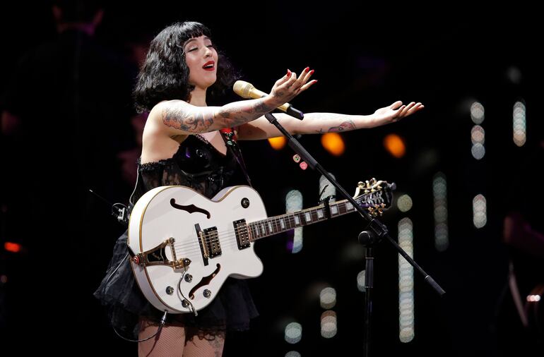 Mon Laferte actúa durante la edición número 61 del festival de Viña del Mar.