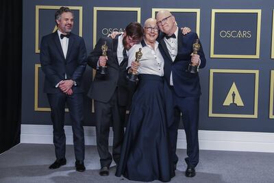 Mark Ruffalo, Jeff Reichert, Julia Reichert, y Steven Bognar posan con el Óscar a la "Mejor película documental".